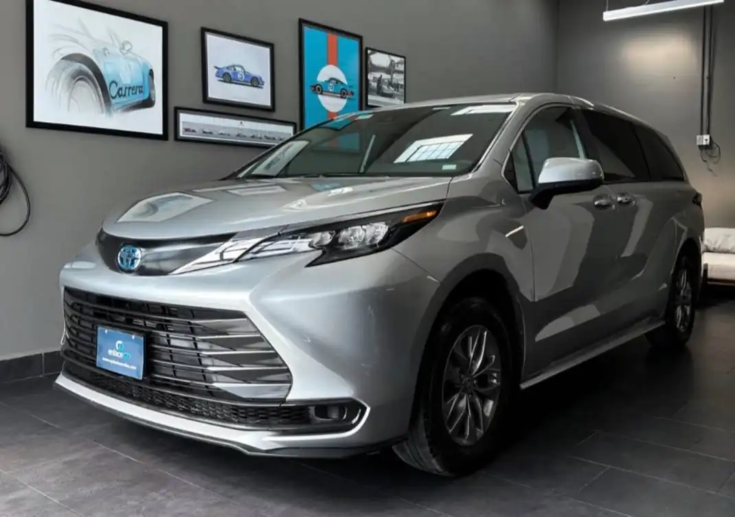 Toyota Sienna en alquiler en OSEV Rent a Car